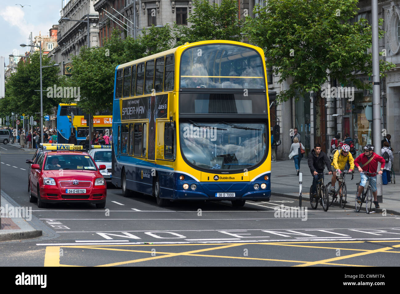 Dublin Bus e Taxi su O'Connell St, centro della città di Dublino, Repubblica di Irlanda. Foto Stock
