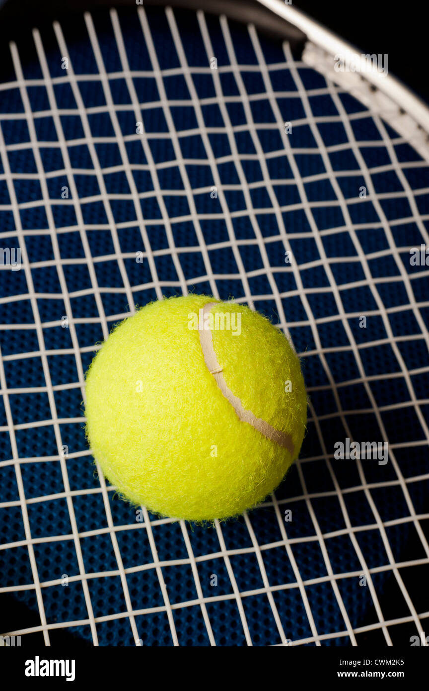 Una palla da tennis e racchetta Foto Stock
