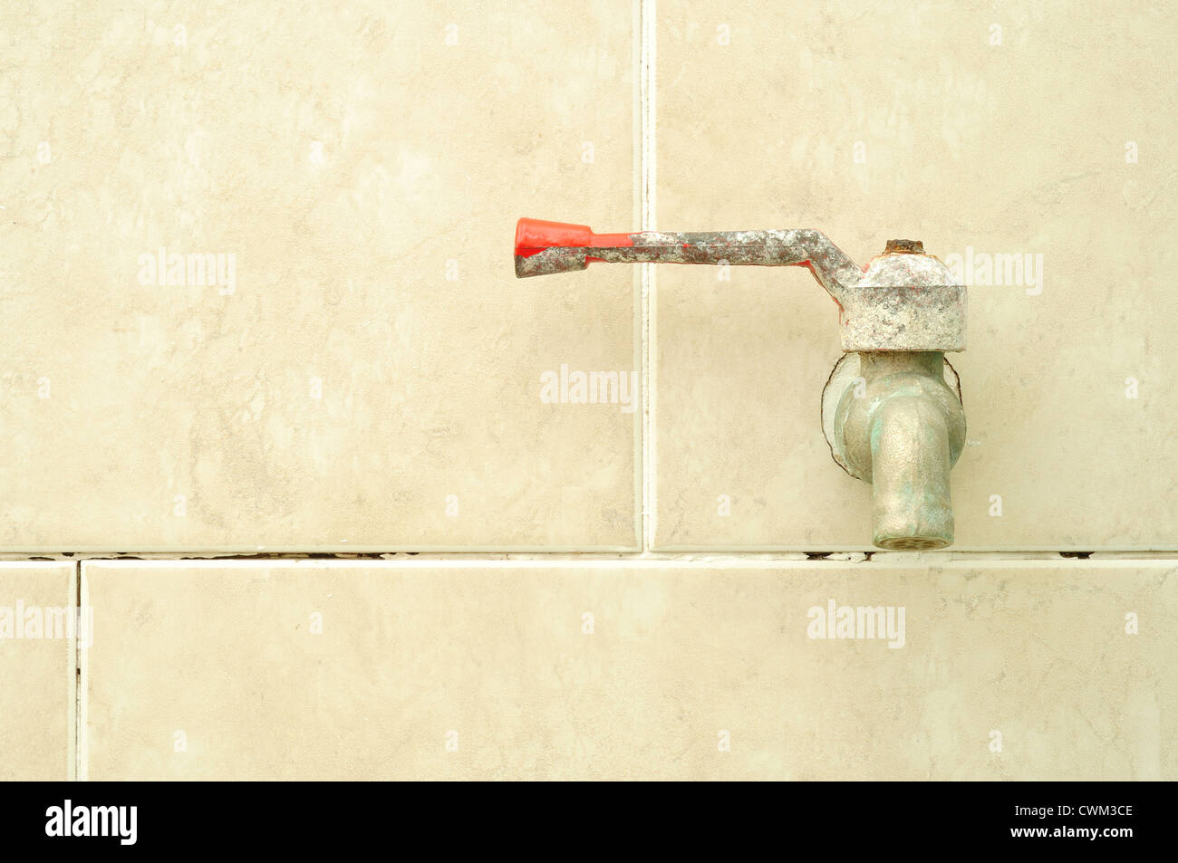 Il vecchio rubinetto sulla parete in wc Foto Stock