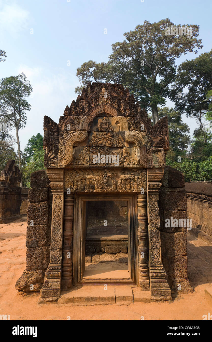 Chiudere verticale di delle incredibili incisioni sul frontone di un arco di rimando al Banteay Srei o Bantãy Srĕi a Angkor Thom Foto Stock