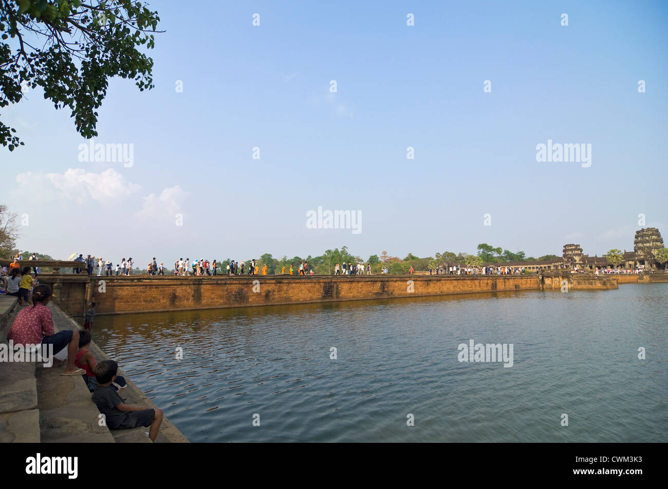 Vista orizzontale di turisti che si siedono da e a piedi lungo i principali causeway presso la Western Gopura, ingresso in Angkor Wat. Foto Stock
