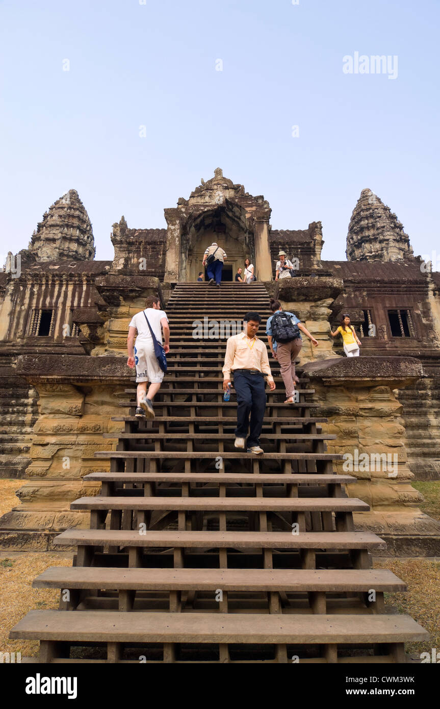 Vista verticale di turisti salire la ripida passi all'interno di Angkor Wat Foto Stock