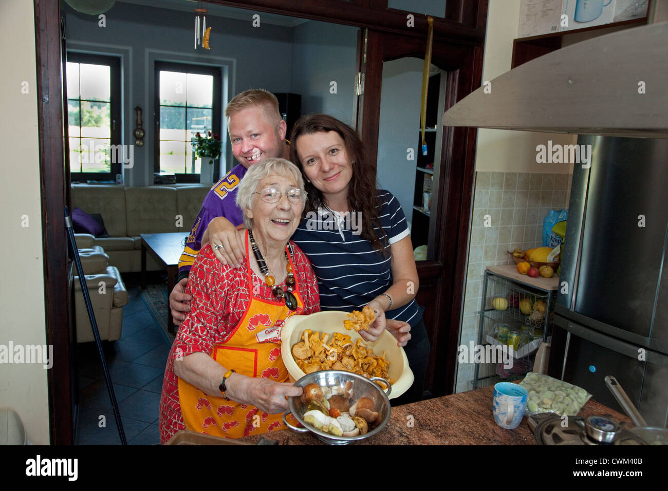 Lucidare la nonna nipote e marito di celebrare un paio di viscere di preparate di fresco funghi. Zawady Polonia centrale Foto Stock