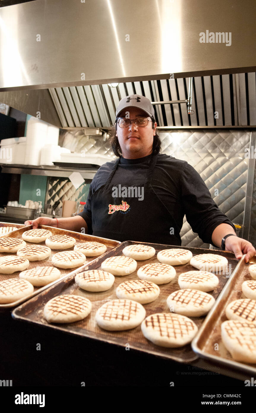 Montreal una città multiculturale ha numerosi ristoranti etnici. Qui un dipendente di Bocadillo ristorante argentino Foto Stock