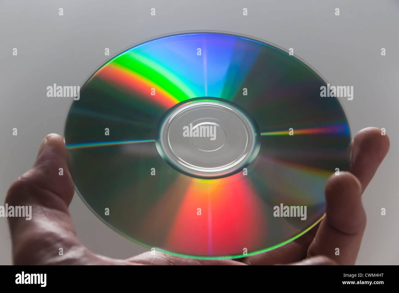 Close-up di compact disc tenuto a mano Foto Stock