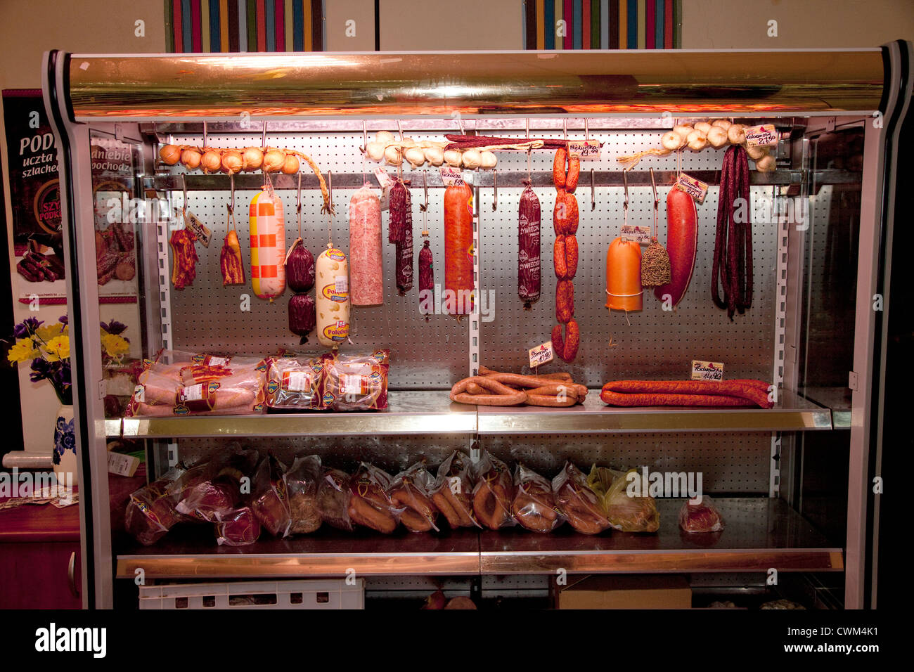 Carne polacca dipartimento nel retro del negozio di alimentari la visualizzazione di una varietà di salsicce e kielbasa. Rzeczyca Polonia centrale Foto Stock