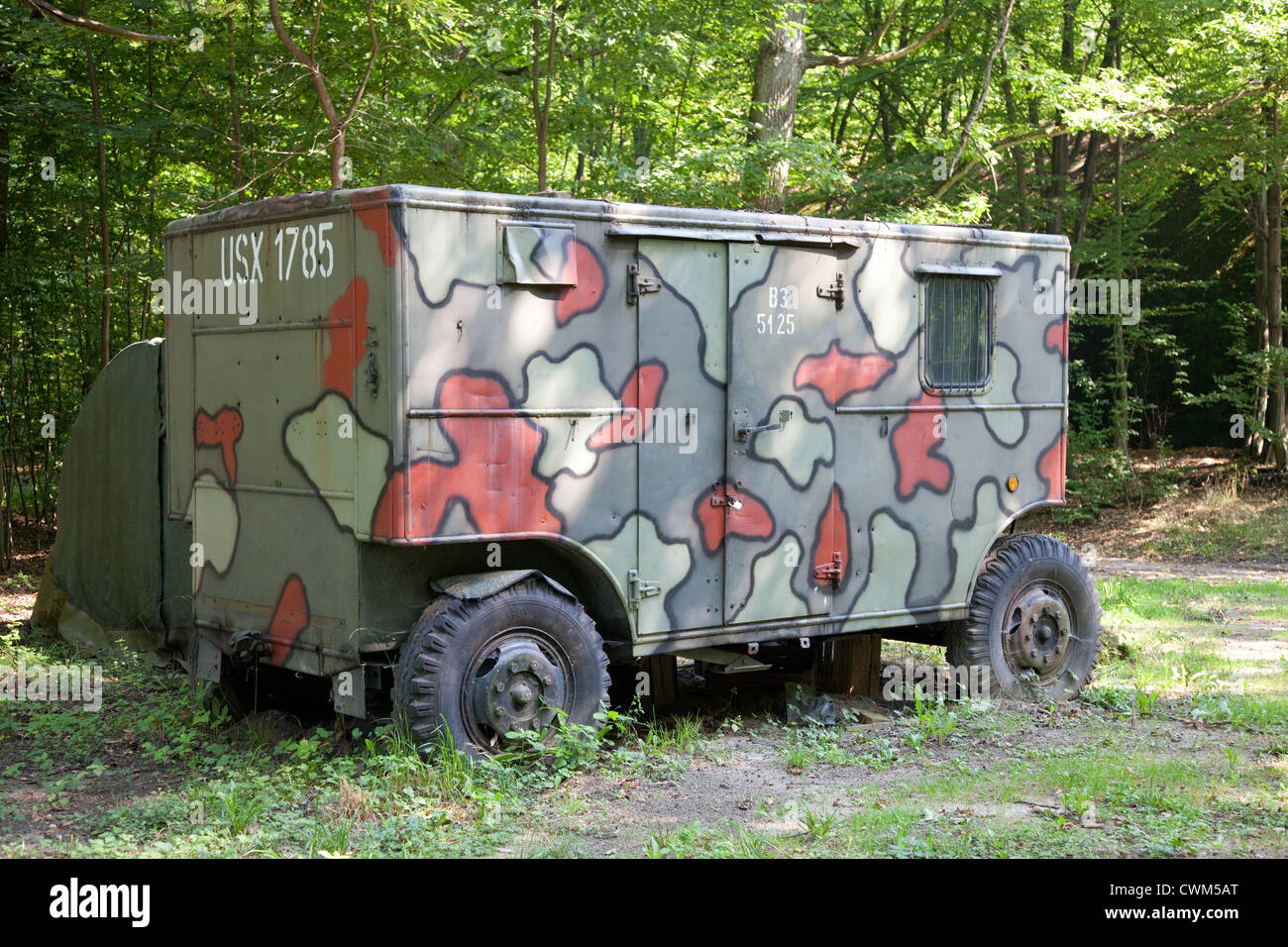 Artisticamente mimetizzata rimorchio militare nei pressi di Hitler Bunker. Konewka Polonia centrale Foto Stock