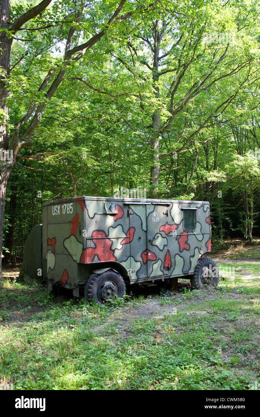 Artisticamente mimetizzata rimorchio militare nei pressi di Hitler Bunker. Konewka Polonia centrale Foto Stock