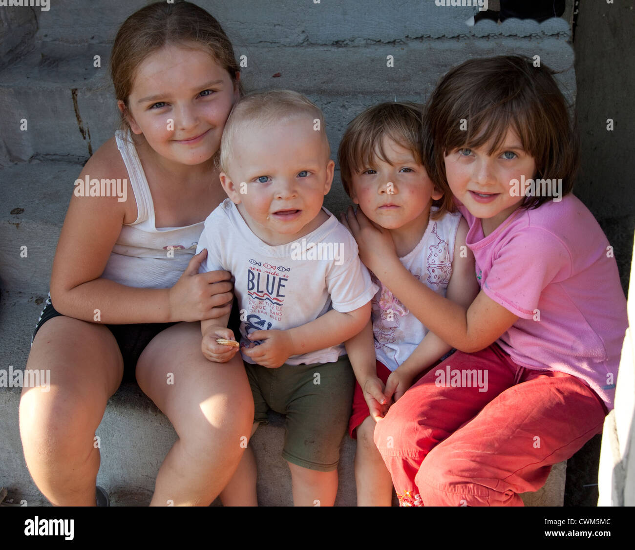 Azienda agricola polacca i bambini che posano per una foto di gruppo età 8 thru 2. Zawady Polonia centrale Foto Stock