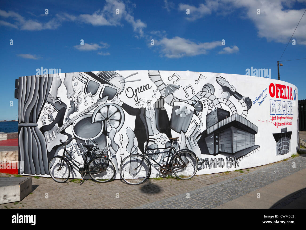 Parete della pubblicità graffiti per eventi culturali sulla spiaggia Ofelia, Porto di Copenhagen, Danimarca Foto Stock