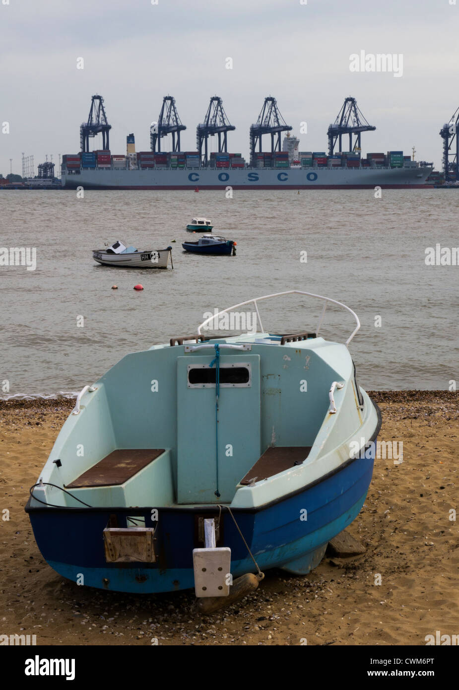 Vista del porto di Felixstowe dal Harwich, Essex Foto Stock