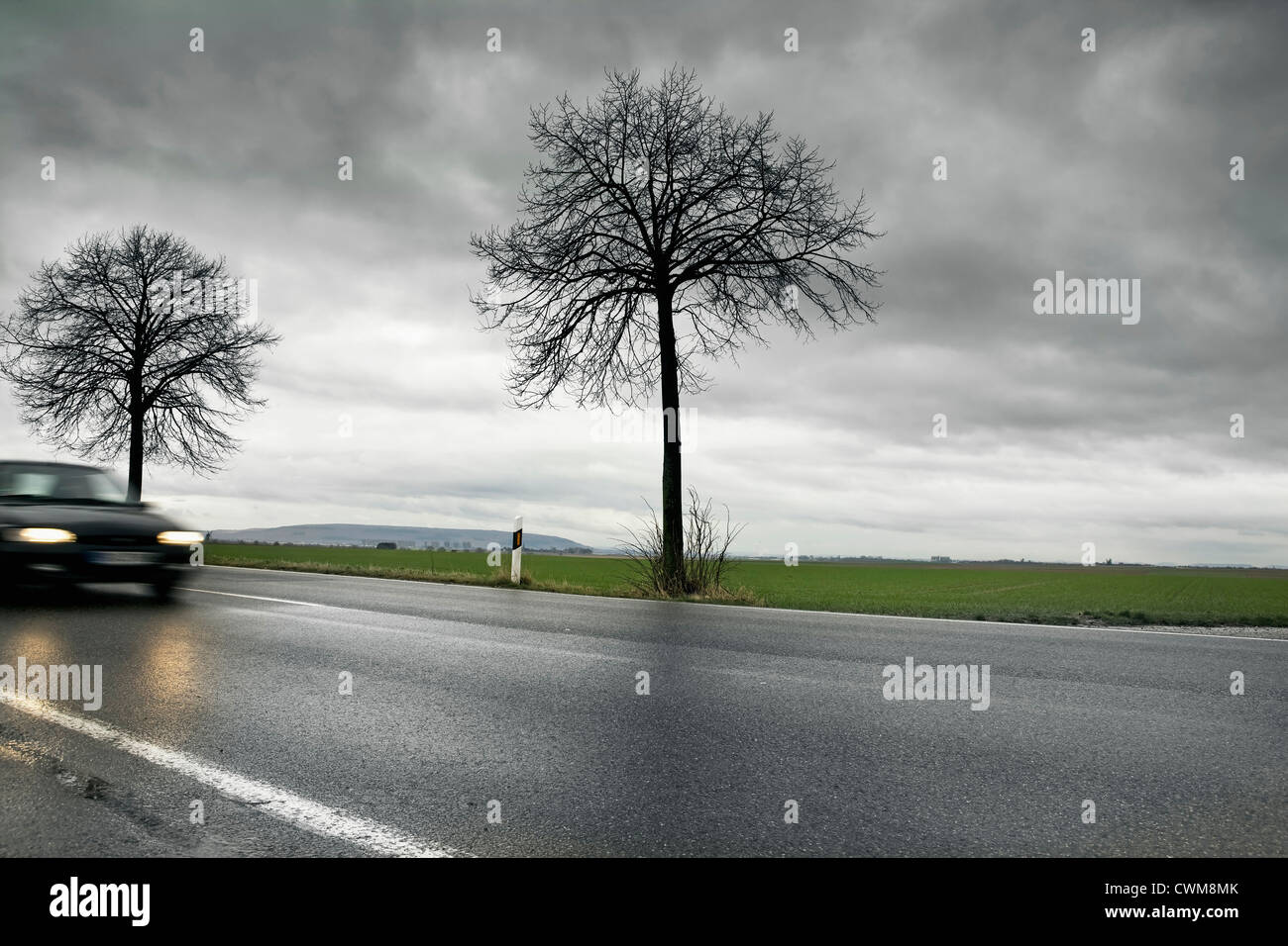 Germania, auto passando attraverso la strada di campagna Foto Stock