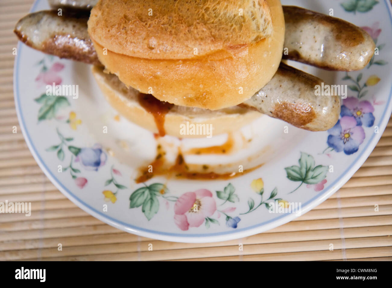 In Germania, il Bratwurst in bobina sulla piastra Foto Stock