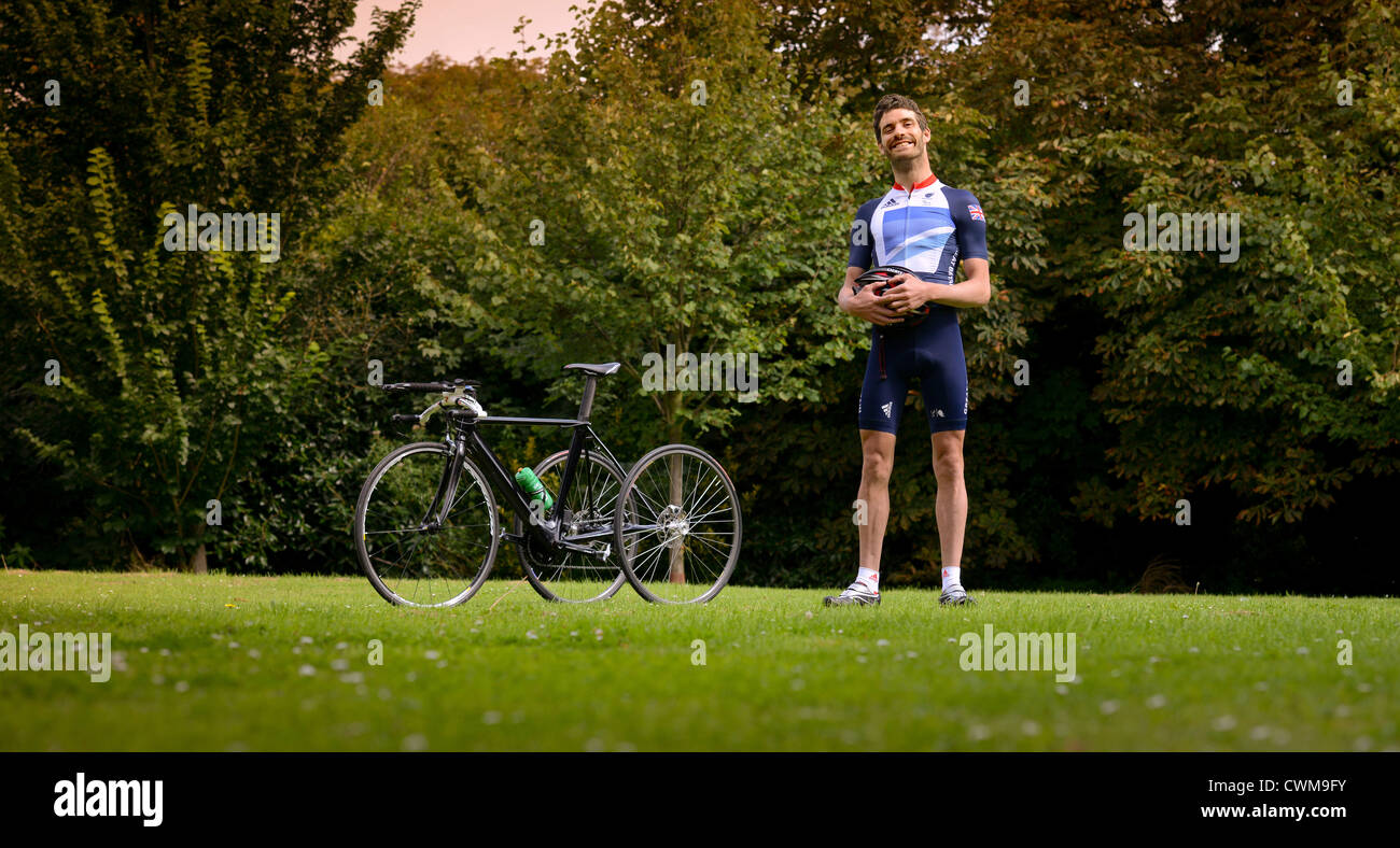 Un ciclista paraolimpico David Stone di formazione presso l'Università di Brighton altitudine labs in Eastbourne, East Sussex, Regno Unito. Foto Stock