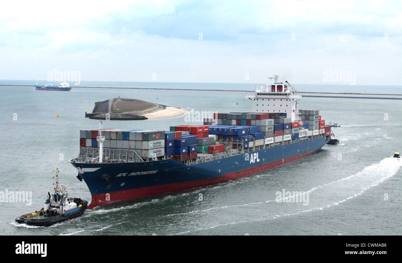 2010-costruito, 50246 dwt container APL Indonesia entra nel porto di Rotterdam con assistenza di rimorchiatore Foto Stock