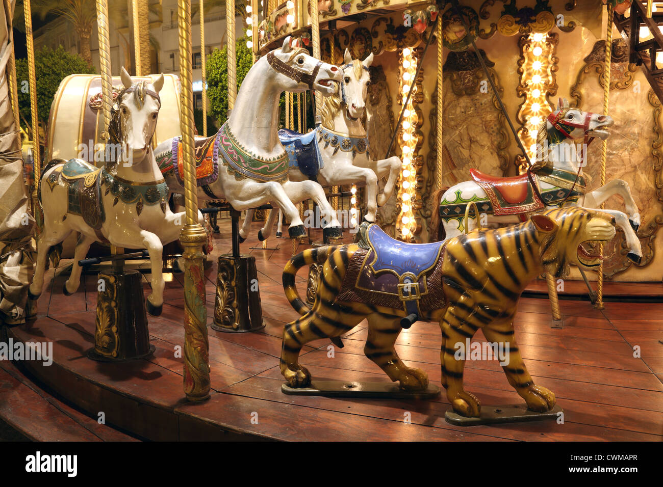 Mery-go-round Giostra cavalli e tiger di notte Foto Stock