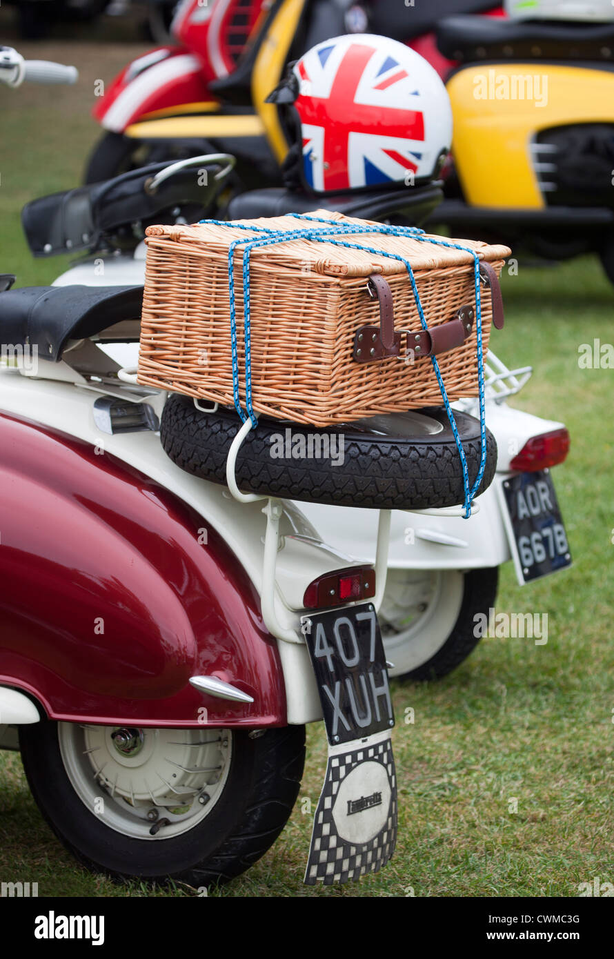 Classic Lambretta Scooter con Cesto picnic indietro Foto Stock