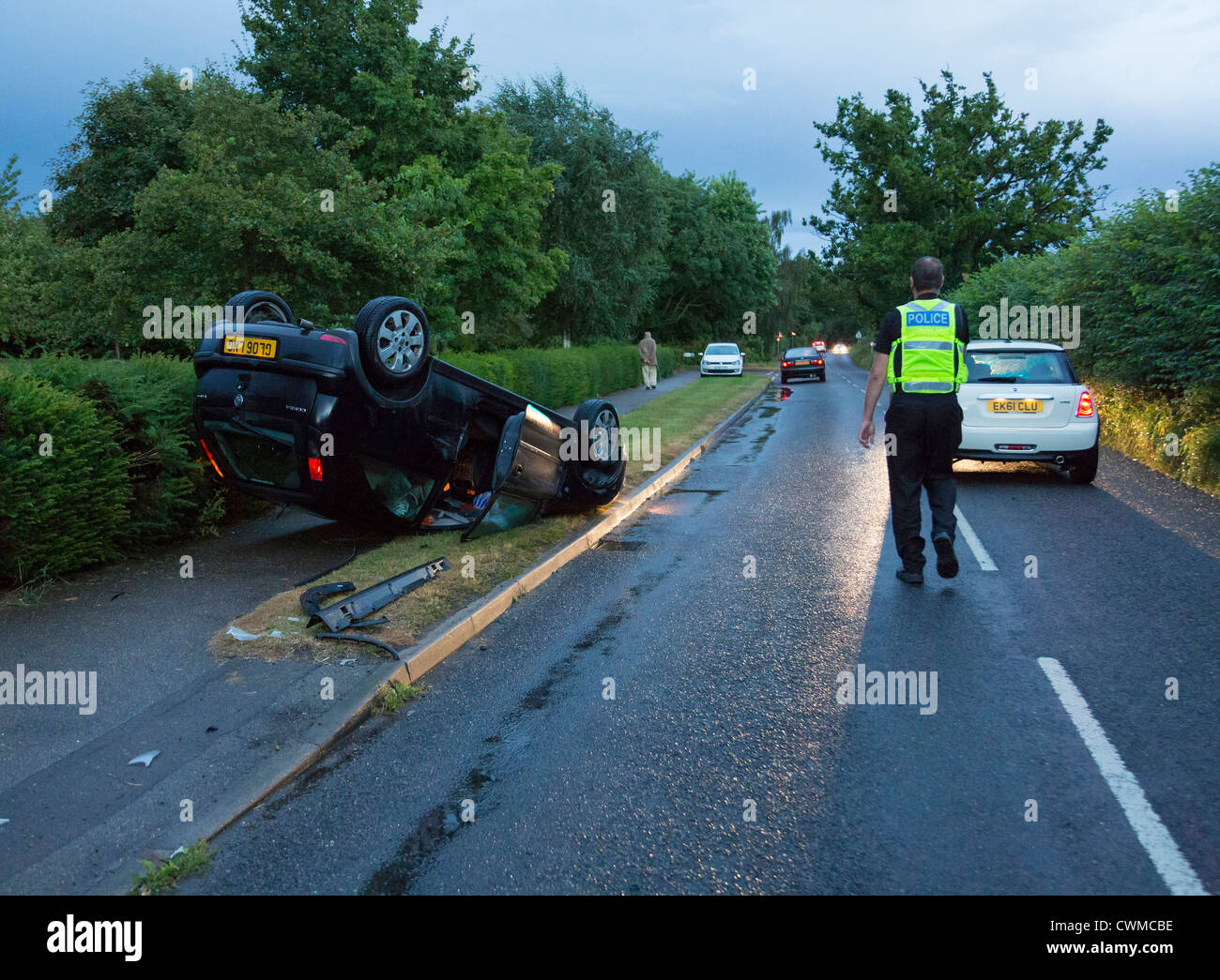 Incidente di auto in cui un auto ribaltata a lato della strada Foto Stock
