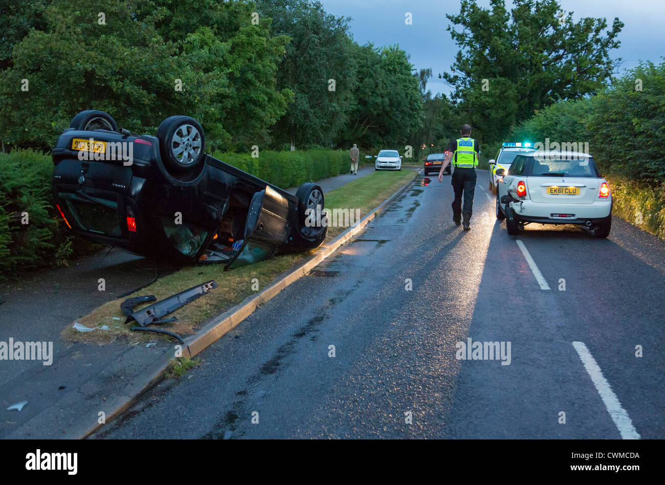 Incidente di auto in cui un auto ribaltata a lato della strada Foto Stock