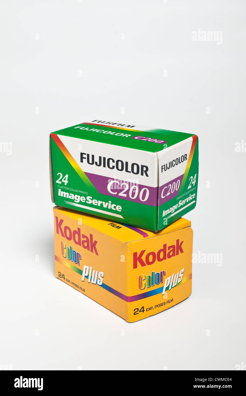 I due principali produttori di film colore Kodak e Fuji. Una scatola ciascuno di Kodacolor e Fujicolor 35mm colore fotografico film. Foto Stock