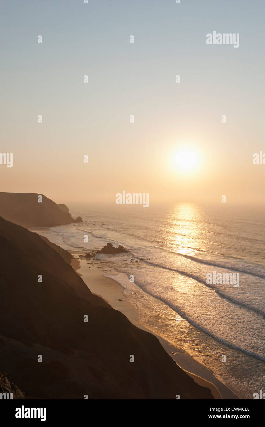 Il Portogallo, Algarve, Sagres, vista della spiaggia al tramonto Foto Stock