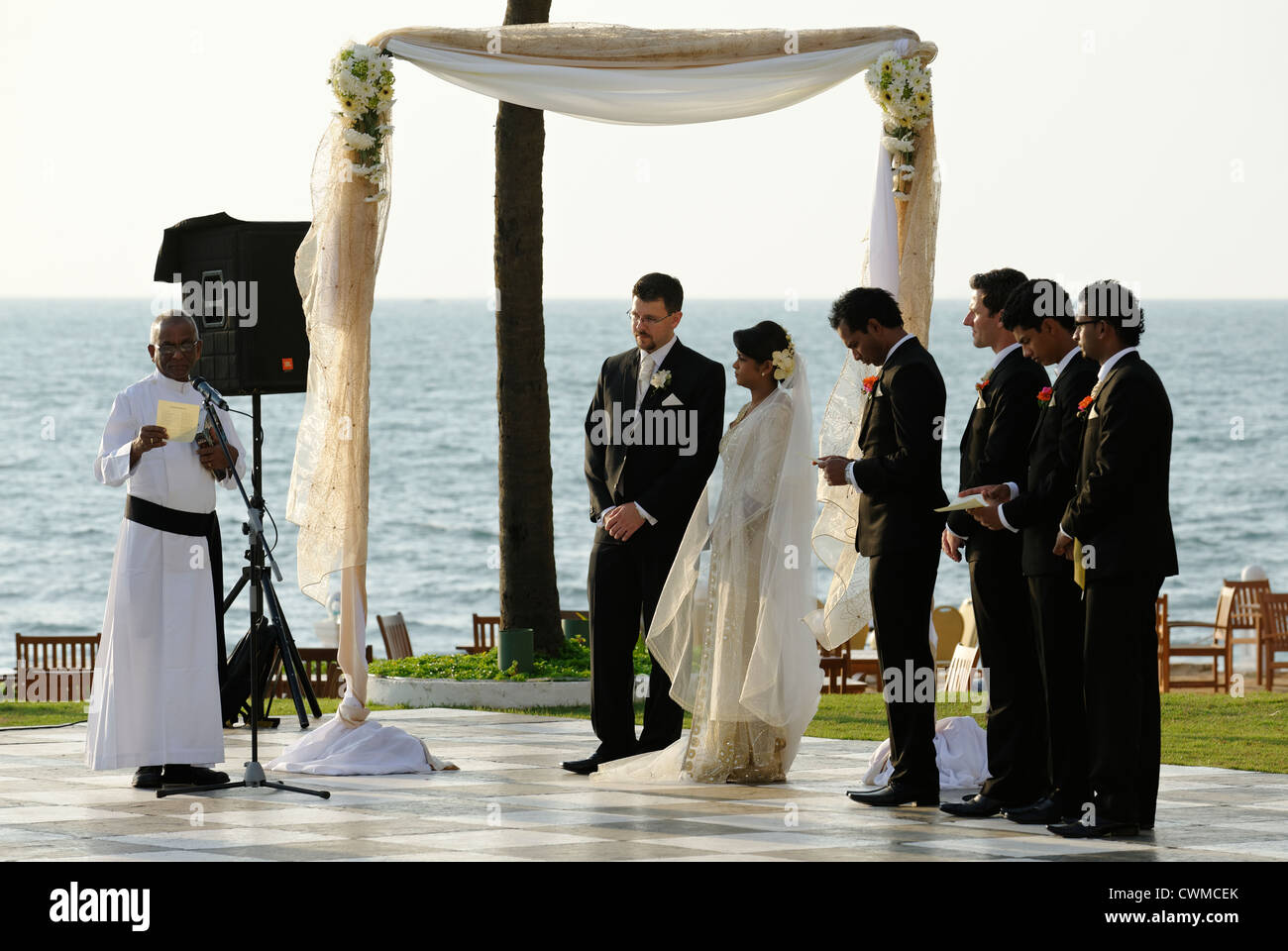 Matrimonio in riva al mare presso il Galle Face Hotel, Colombo Sri Lanka Foto Stock