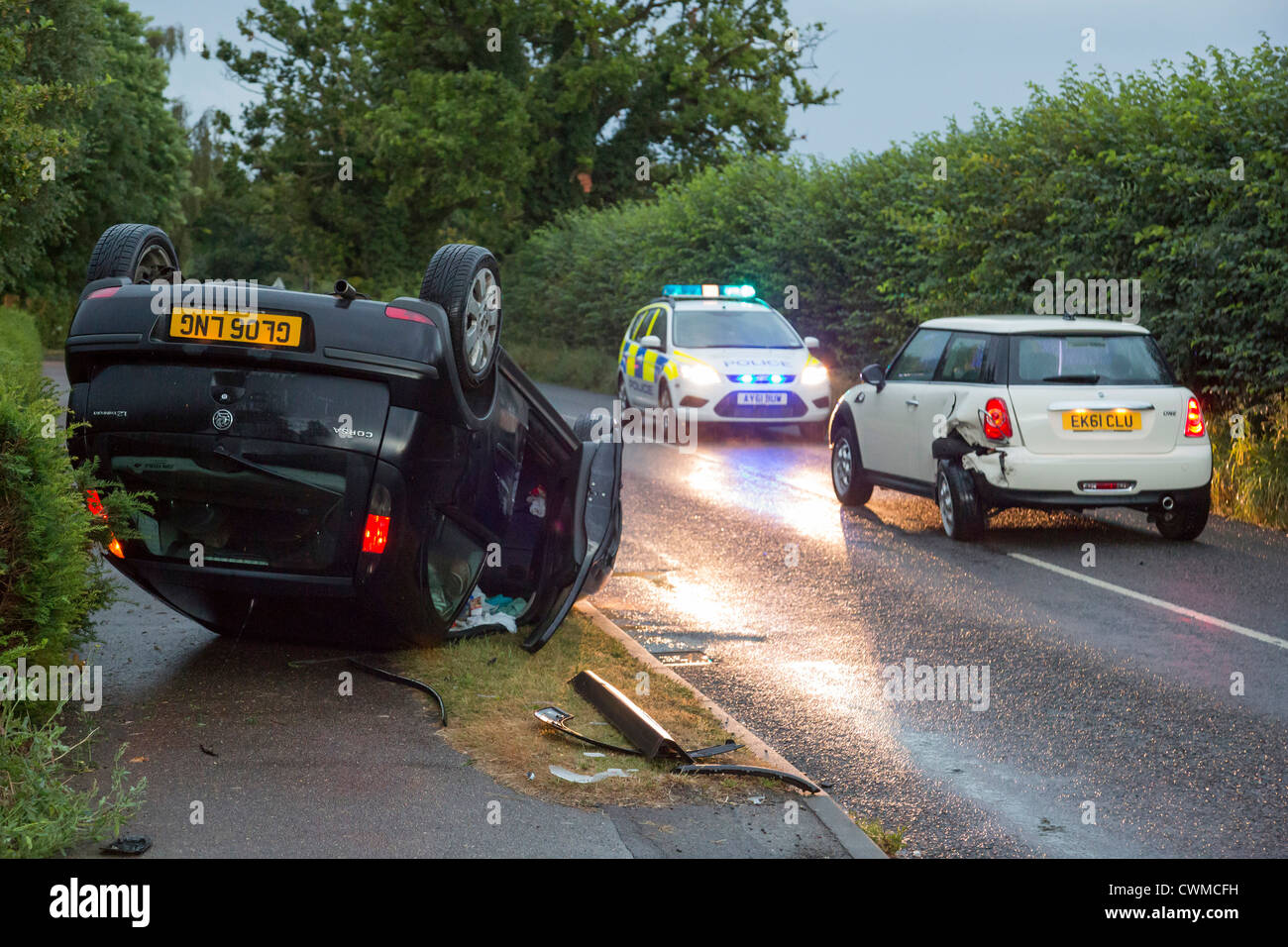 Incidente di auto in cui un auto ribaltata a lato della strada Foto Stock