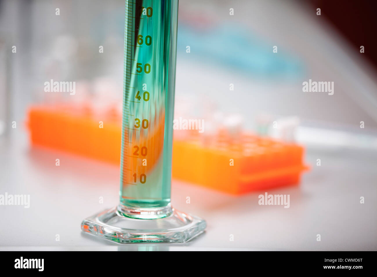 In Germania, in Baviera, Monaco di Baviera, cilindro di misurazione con liquido verde per la ricerca medica Foto Stock