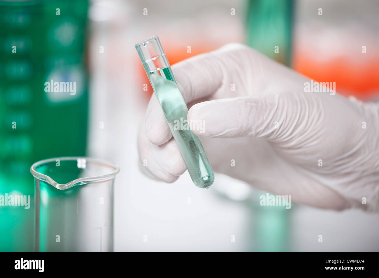 In Germania, in Baviera, Monaco di Baviera, scienziato con tubo di prova facendo la ricerca medica Foto Stock