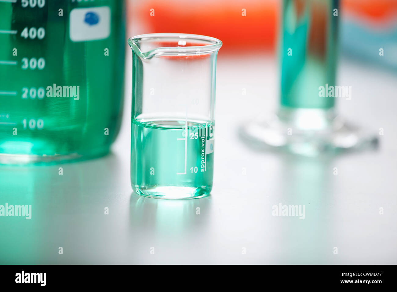 In Germania, in Baviera, Monaco di Baviera, bicchiere di misurazione con liquido verde per la ricerca medica Foto Stock