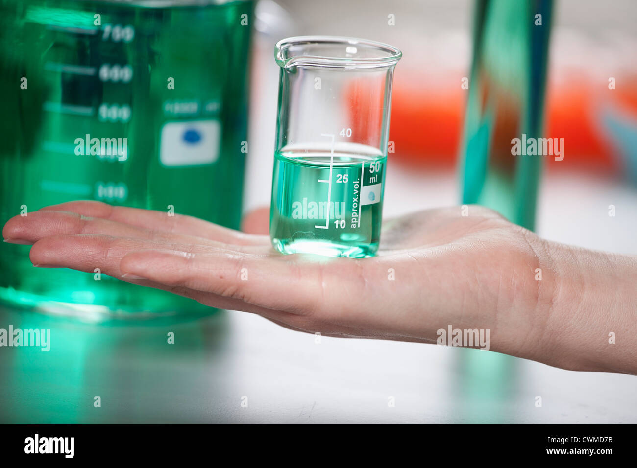 In Germania, in Baviera, Monaco di Baviera, scienziato con bicchiere facendo la ricerca medica Foto Stock