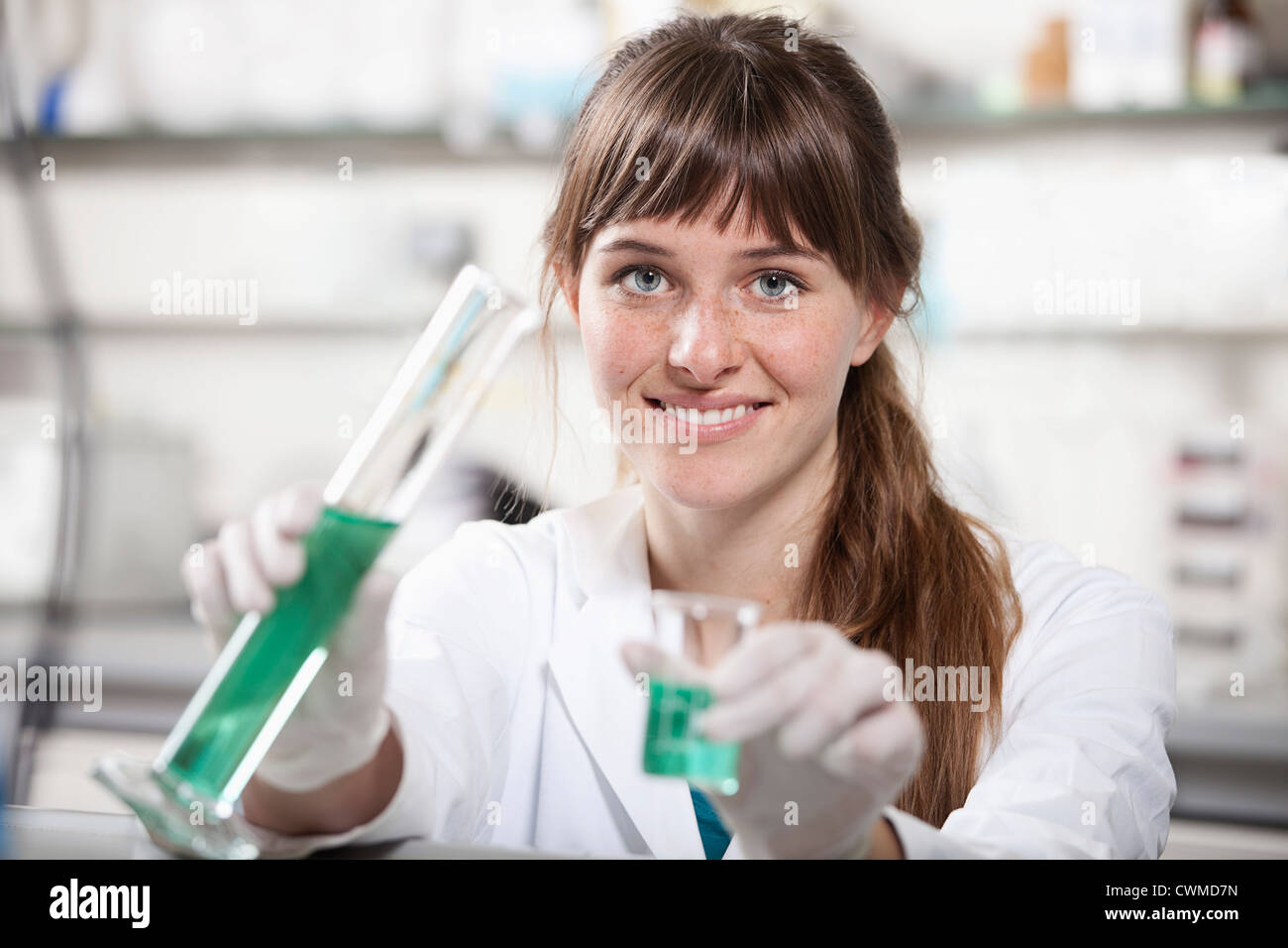 In Germania, in Baviera, Monaco di Baviera, scienziato facendo la ricerca medica in laboratorio Foto Stock