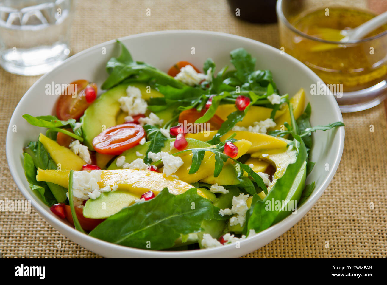 Avocado,Mango e melograno con feta e rucola Foto Stock