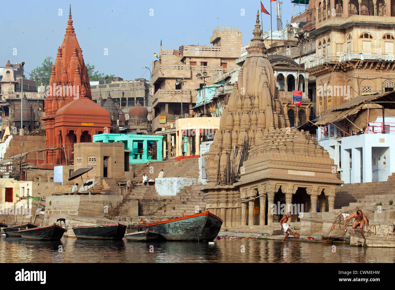 Pellegrini la balneazione a Ghat e barche a remi sul fiume Gange a Varanasi, Uttar Pradesh, India Foto Stock