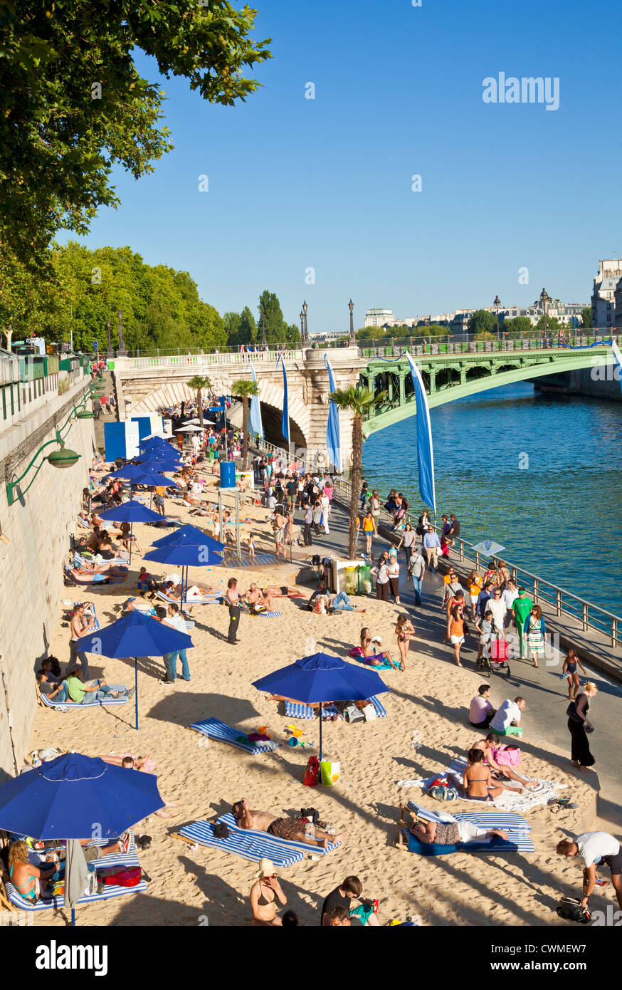 Paris Plage o Parigi spiaggia a lato del fiume Senna Parigi Francia EU Europe Foto Stock