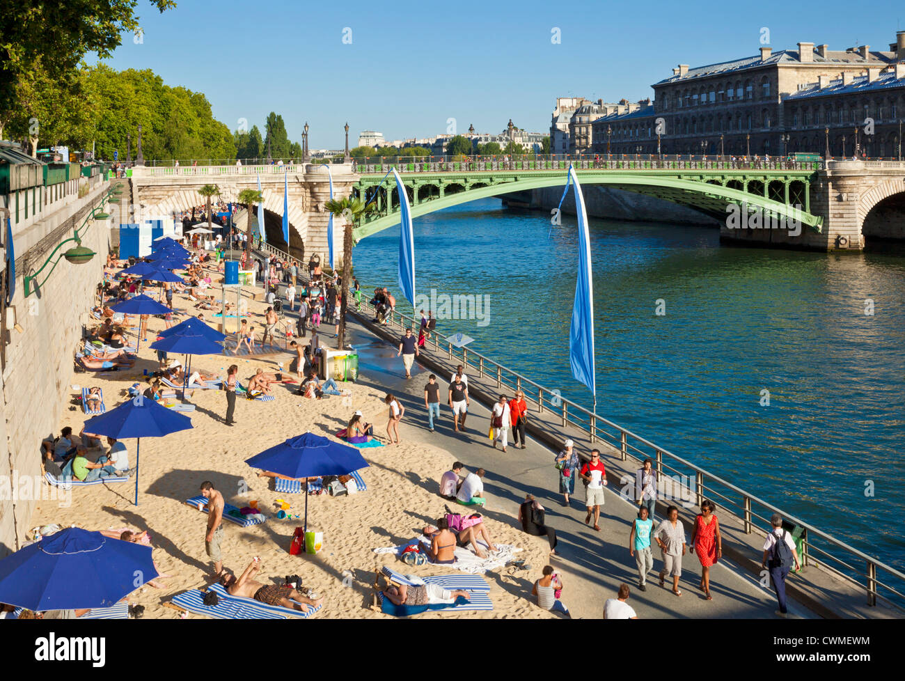 Paris Plage o Parigi spiaggia a lato del fiume Senna Parigi Francia EU Europe Foto Stock