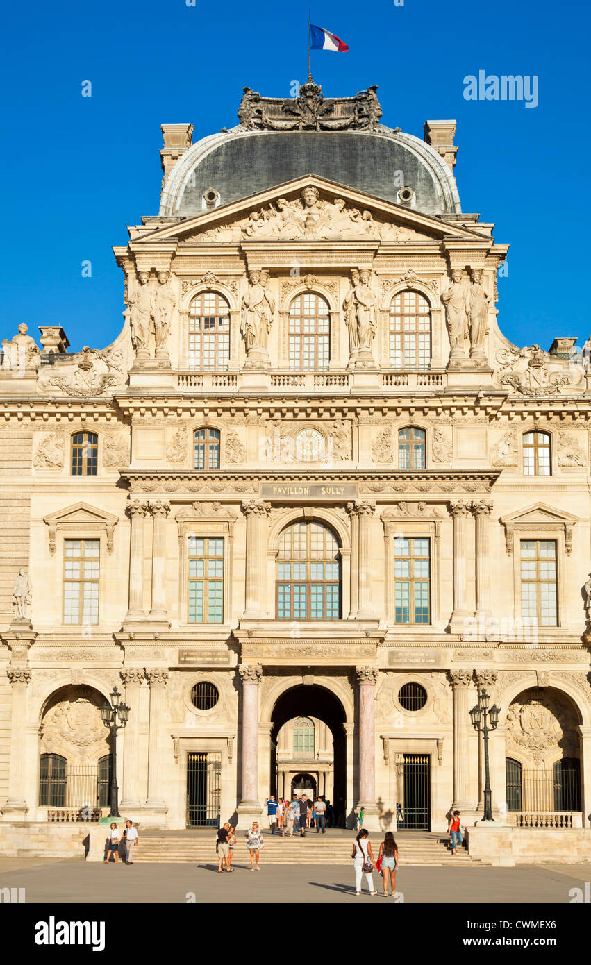 I visitatori al di fuori del Louvre galleria d'arte e museo Parigi Francia EU Europe Foto Stock