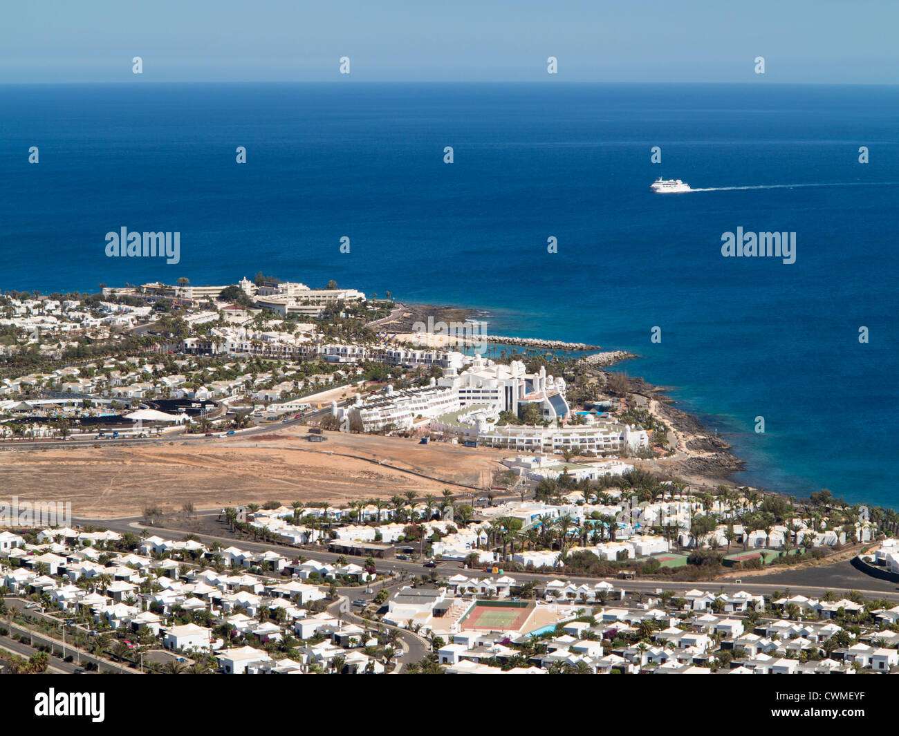 Timanfaya Palace Hotel e Playa Flamingo, Playa Blanca dal Montana Roja, Lanzarote Foto Stock