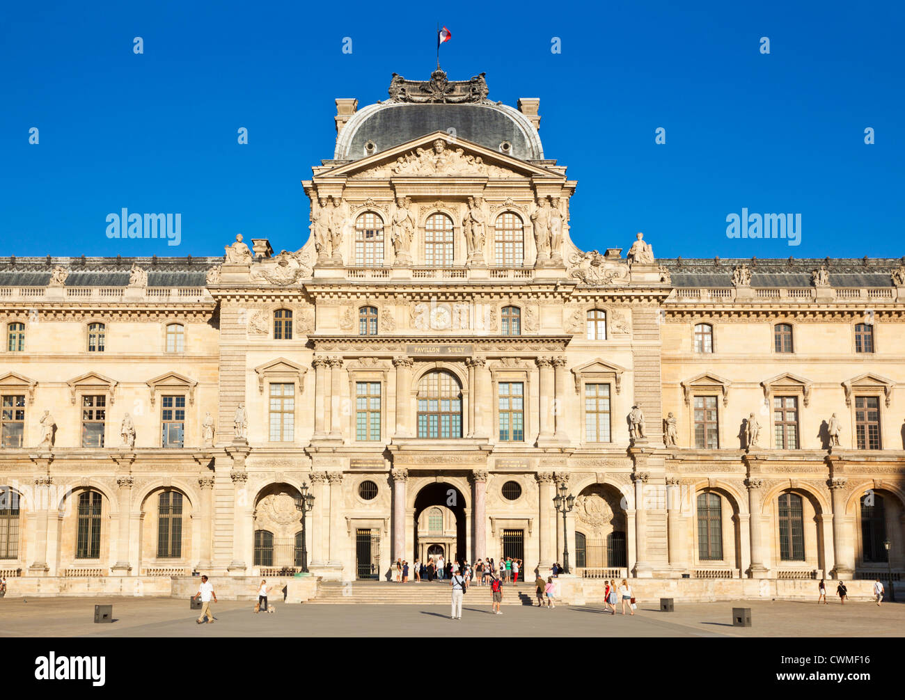 I visitatori al di fuori del Louvre galleria d'arte e museo Parigi Francia EU Europe Foto Stock