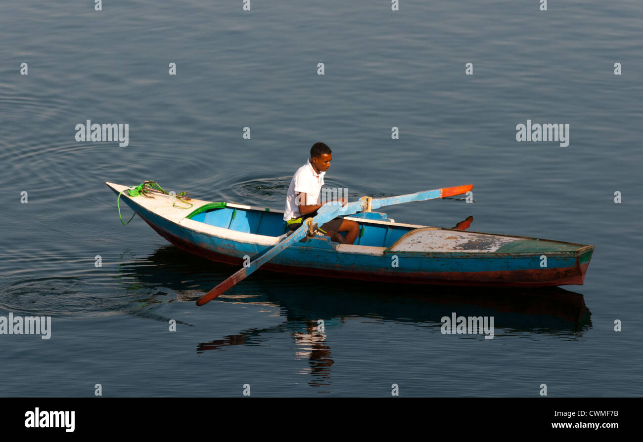 Nubian sul gommone harb Soheil Nubian Village sulla sponda ovest del Nilo vicino a Aswan Egitto Foto Stock