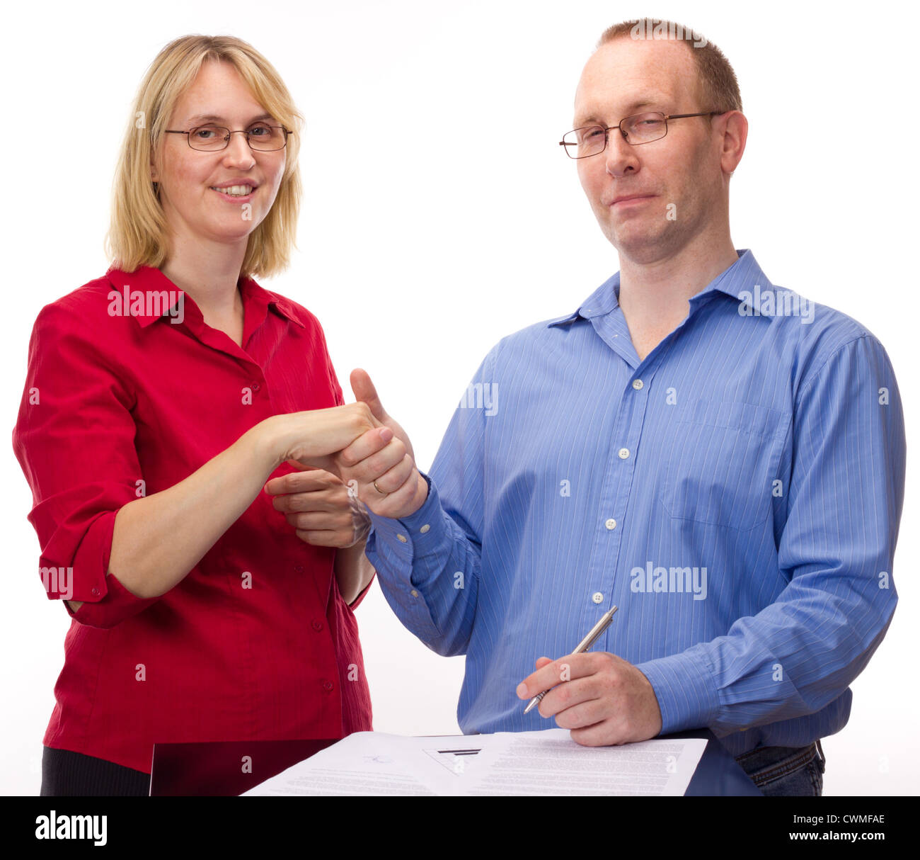 Persona che firma di un accordo Foto Stock