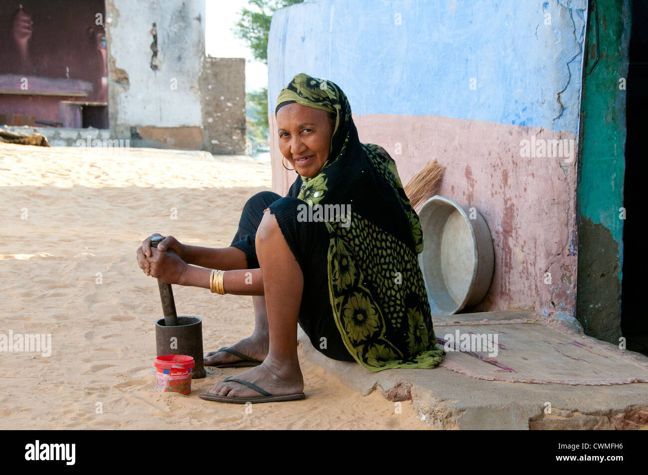 La donna la cottura su strada, Gharb Soheil Nubian Village sulla sponda ovest del Nilo vicino a Aswan Egitto Foto Stock