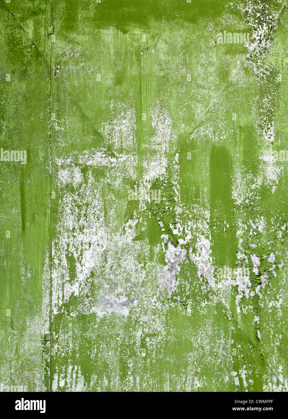Vecchia dipinte di verde di lamiera di acciaio galvanizzato dettagliate texture di sfondo Foto Stock
