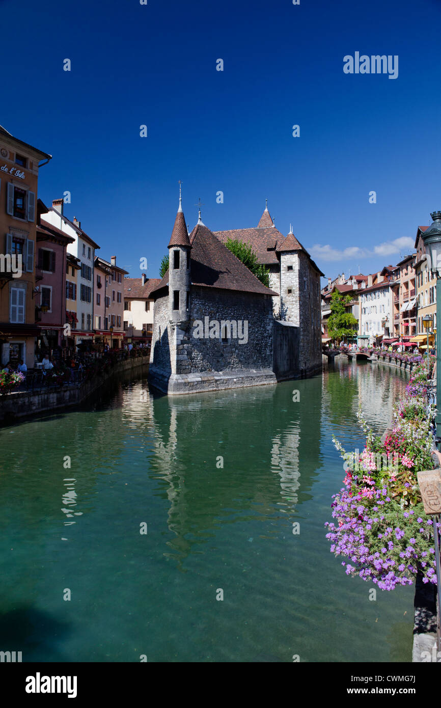 Palais de l'ile, quai des carceri, Annecy. Carcere sull'isola al centro del canale formato dal lago di Annecy, Haute Savoie, Fr Foto Stock