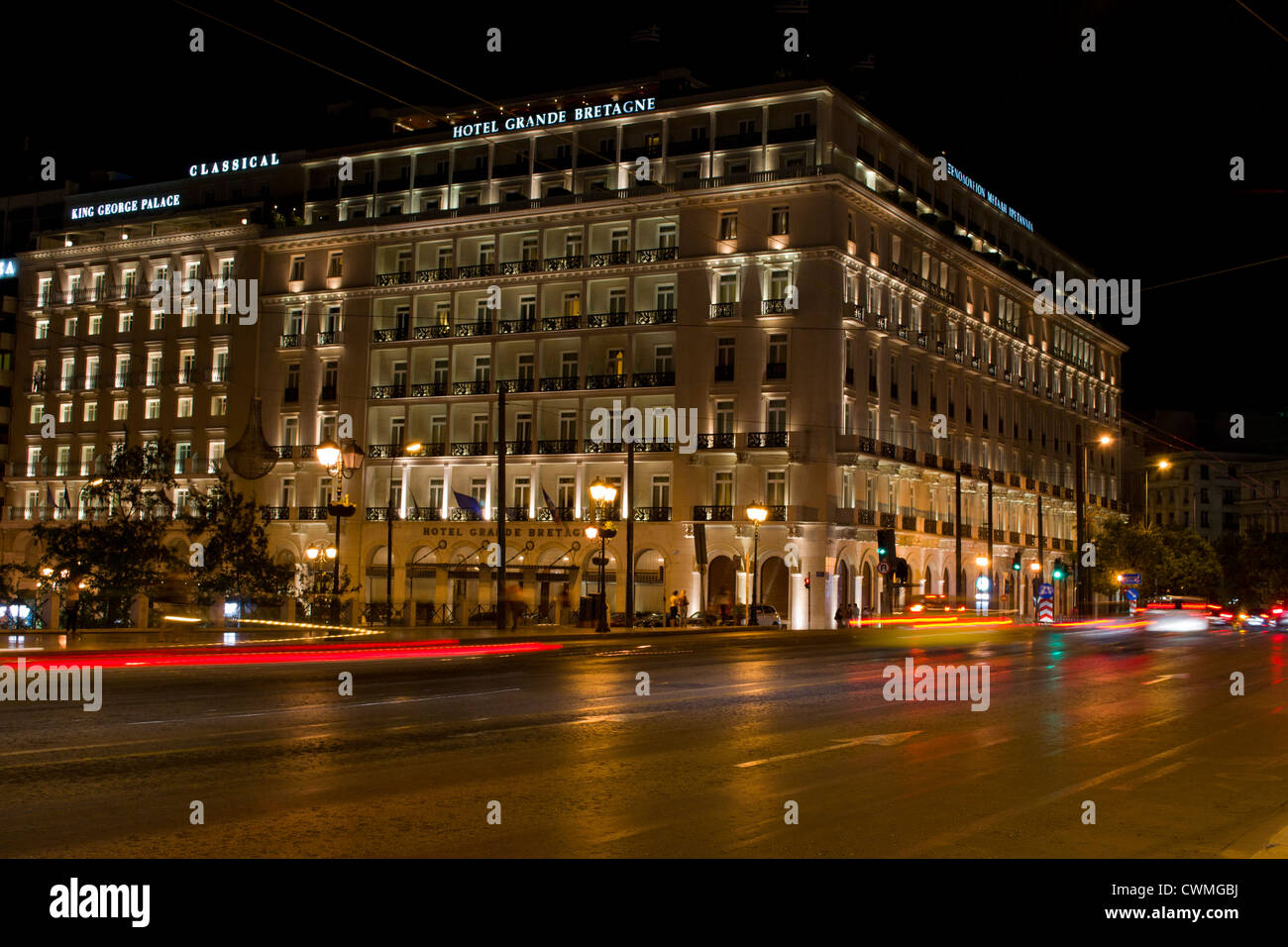 Il traffico lascia sentieri al di fuori della Grande Bretagne Hotel in Piazza Syntagma. Agosto 2012 Foto Stock