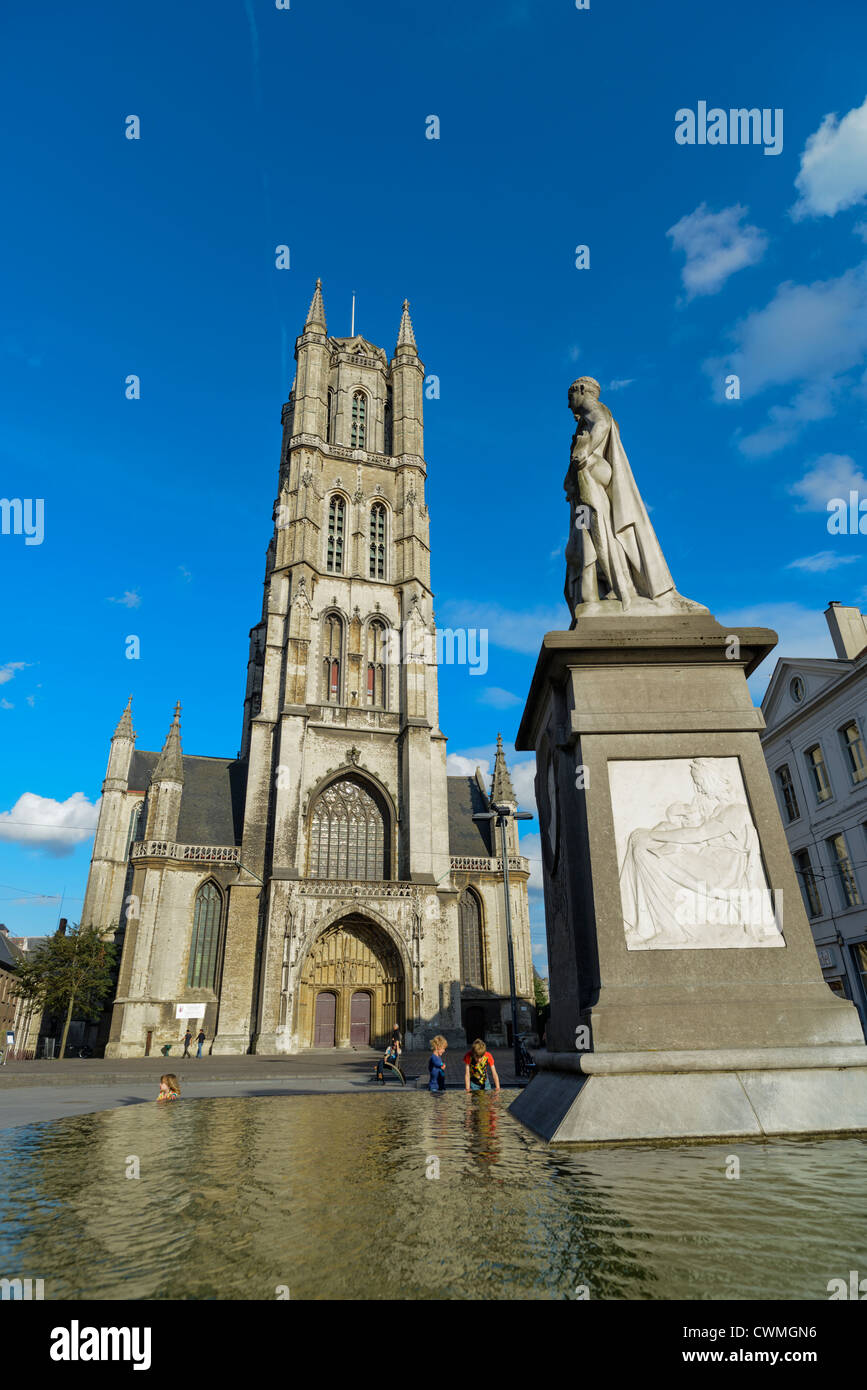 Jan Frans Willems monumento con la Cattedrale di San Bavone, Gand, Fiandre, in Belgio Foto Stock