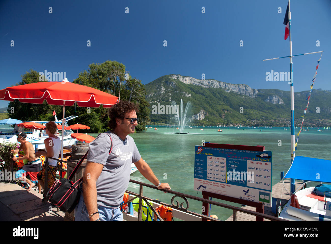 Annecy, Savoia, Francia. Lakeside con attrazioni turistiche Foto Stock