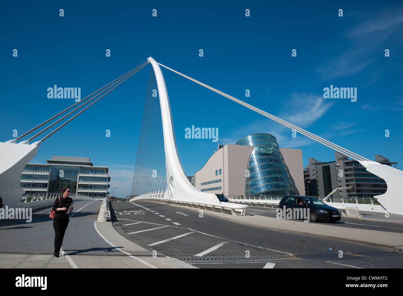 Samuel Beckett Bridge con Centro Convegni Nazionale sul fiume Liffey, Dublino, Irlanda. Foto Stock