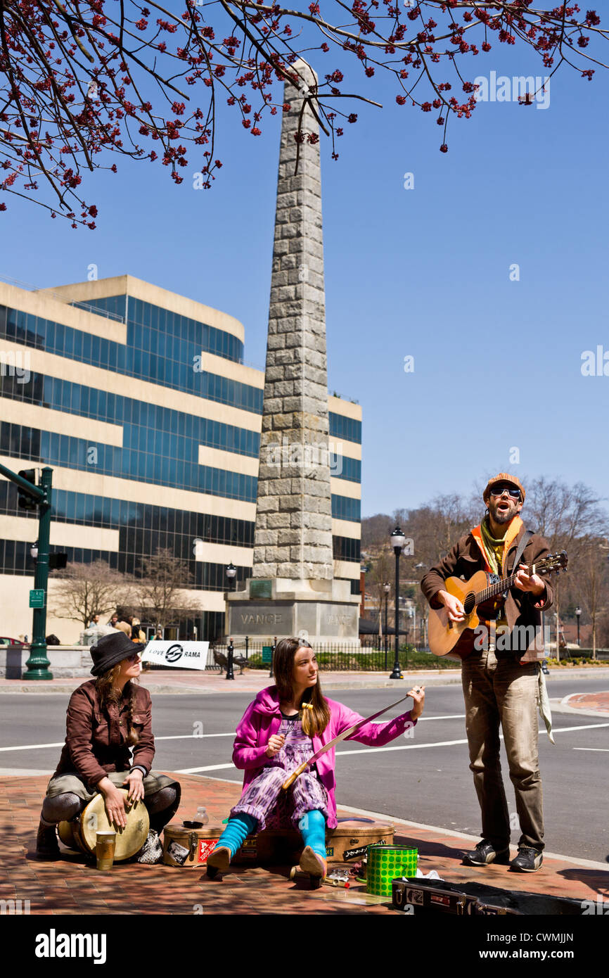 Musicisti di strada giocando sul pacco quadrato in Asheville, Carolina del Nord Foto Stock