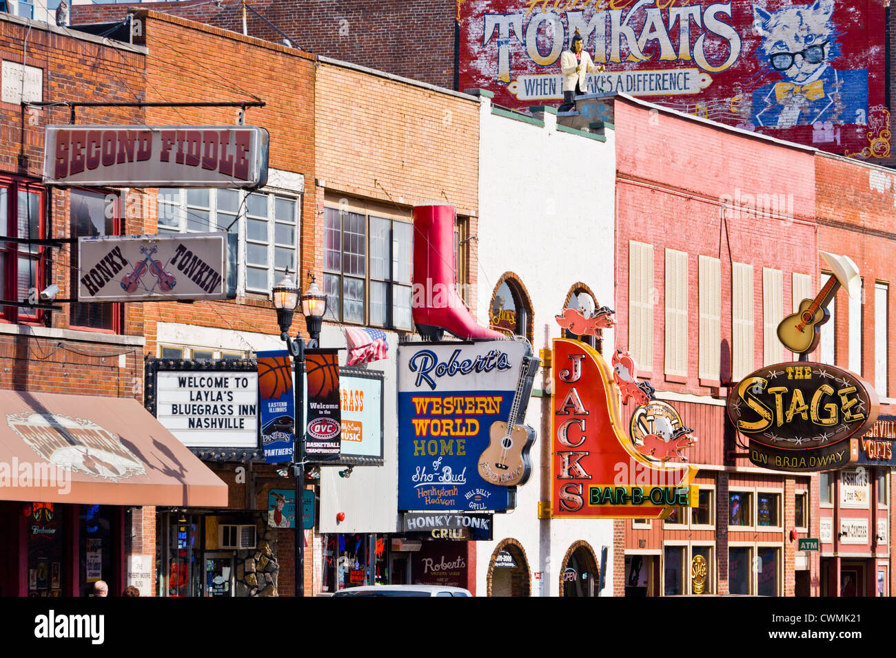 Lower Broadway a Nashville, nel Tennessee dove musicisti carriere di lancio giocando in no-barre di copertura, STATI UNITI D'AMERICA. Foto Stock